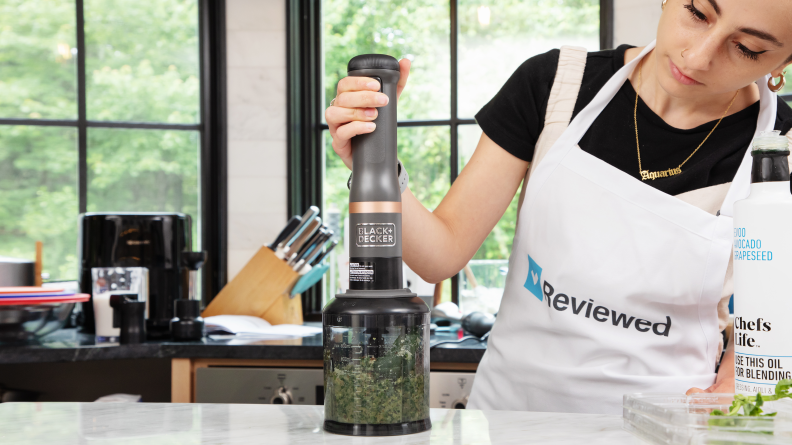 Person using Black and Decker Kitchen Wand to make pesto